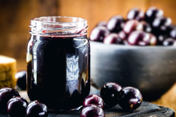 grape jelly jar wih bowl of grapes in background