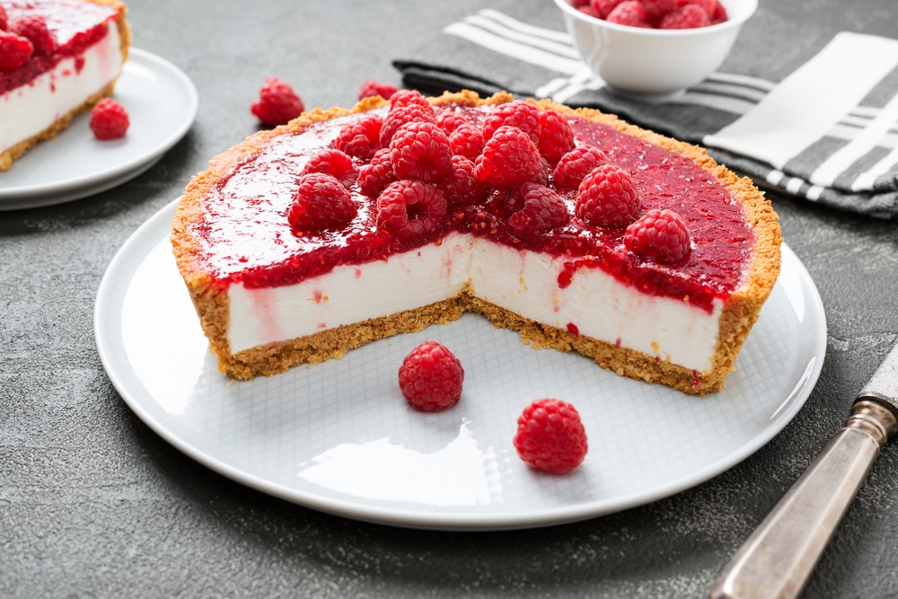 Tart pie cake with jellied fresh raspberries ( no bake cheesecake)